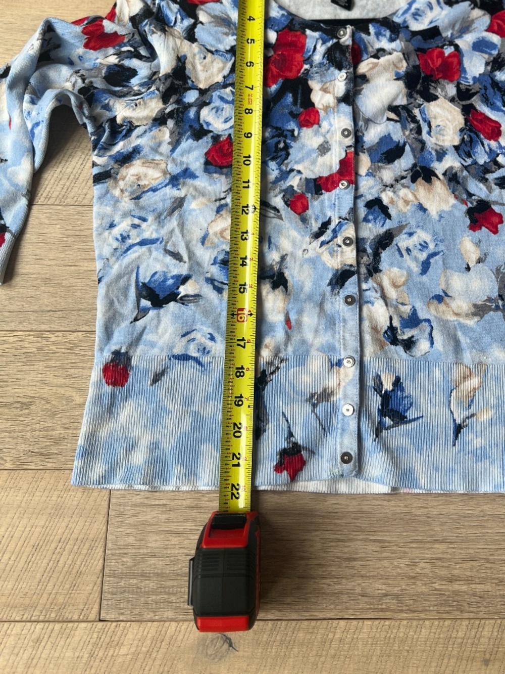 White House Black Market Floral Cardigan Sweater Light Blue Red XL - Picture 7 of 7